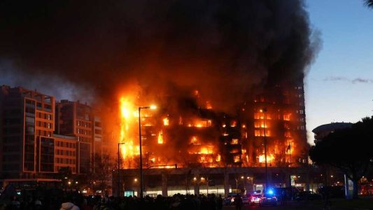 آتش سوزی شدید در برج مسکونی در «والنسیا»ی اسپانیا + فیلم
