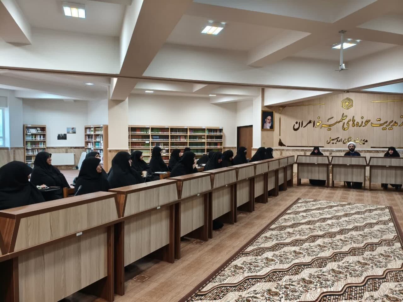 دبی | اردبیل جهان امروز تشنه فراگیری مسائل معنوی است/تربیت ۱۶۰۰طلبه خواهر در اردبیل