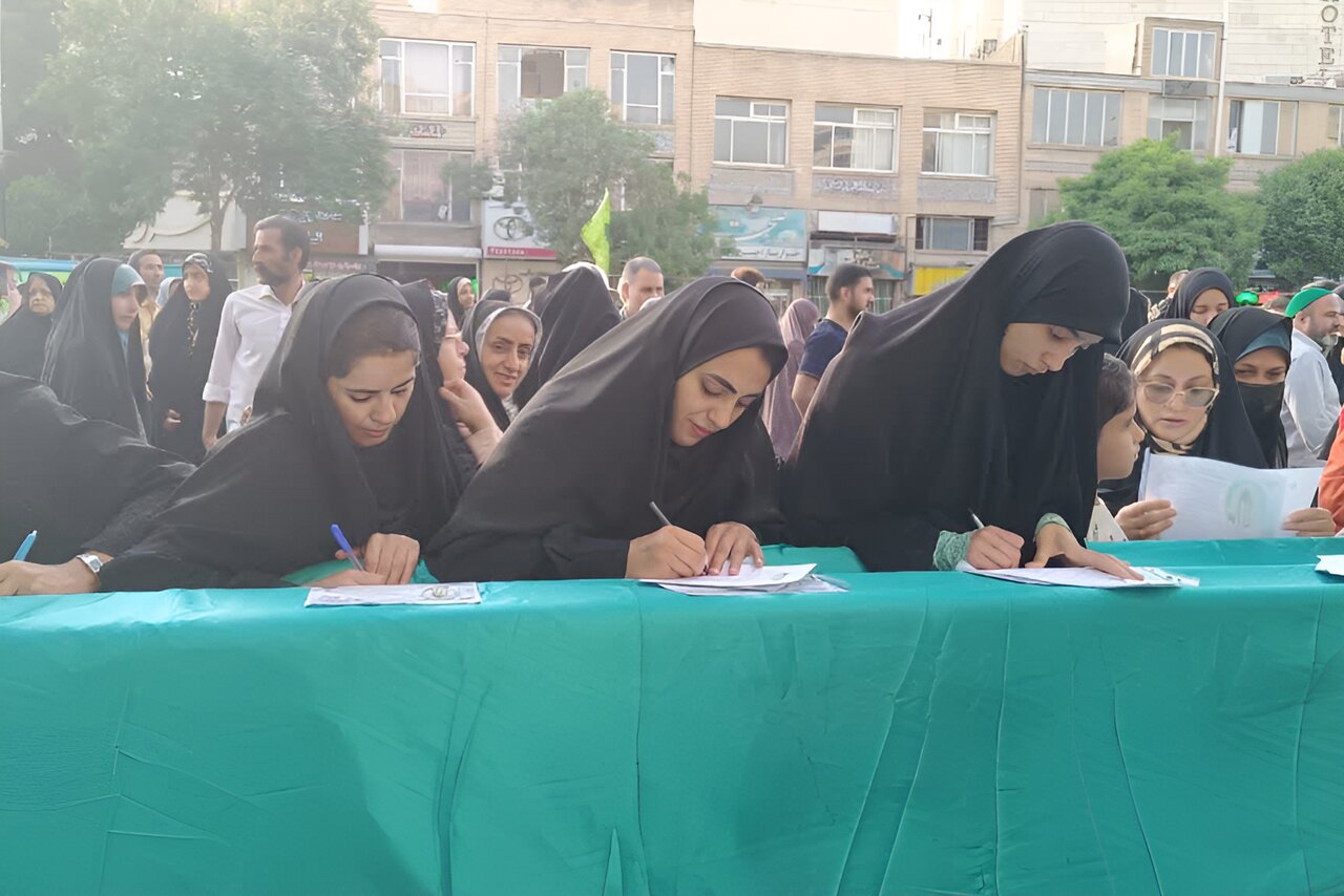 فعالیت گسترده غرفه های فرهنگی در خیابان های منتهی به حرم امام رضا(ع) - خبرگزاری مهر | اخبار ایران و جهان